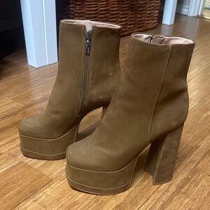 Schultz suede Selene platform boot never worn size 7